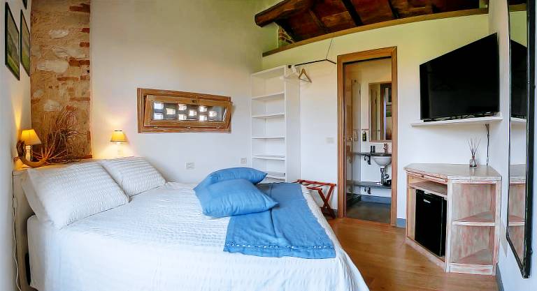 OLIMAGIO FARMSTAY, to beach (3km), 25m ‍ ️ pool w/2horses -6ducks -2geese��-40hens -3dogs and 2cats ‍: Monti@Casale (double room) — photo 3