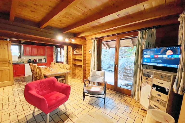 Chalet with barbecue, patio & garden — photo 4