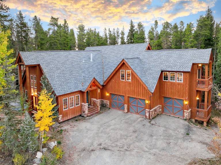Sawmill Run Lodge: Pet-Friendly, Walk to Peak 8, Hot Tub, Grill, Shuttle — photo 2