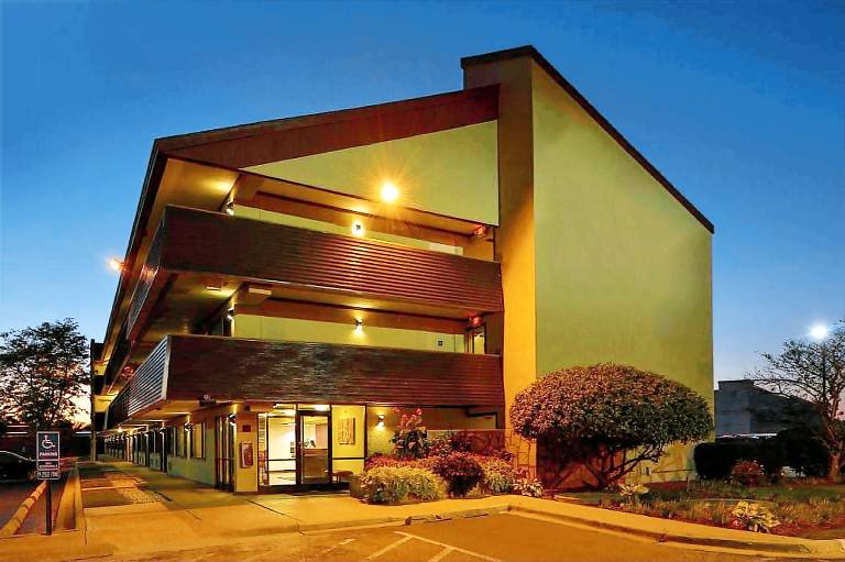 Super 8 by Wyndham Deerfield/Northbrook — photo 2