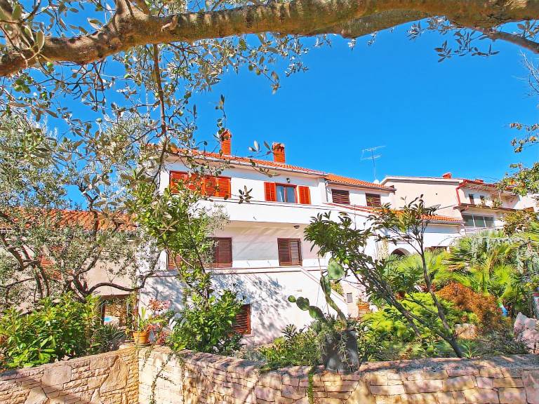 Family-oriented charming rental apartment with pool, patio & barbeque | Dogs allowed — photo 5