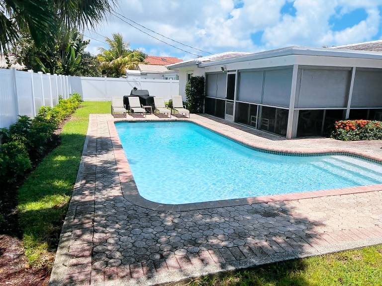 Vacation home with private pool, barbecue & patio — photo 2