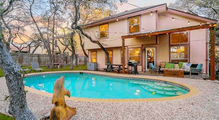 3B Villa w Pool, BBQ, Firepit, Yard Games, Gym in San Antonio, TX