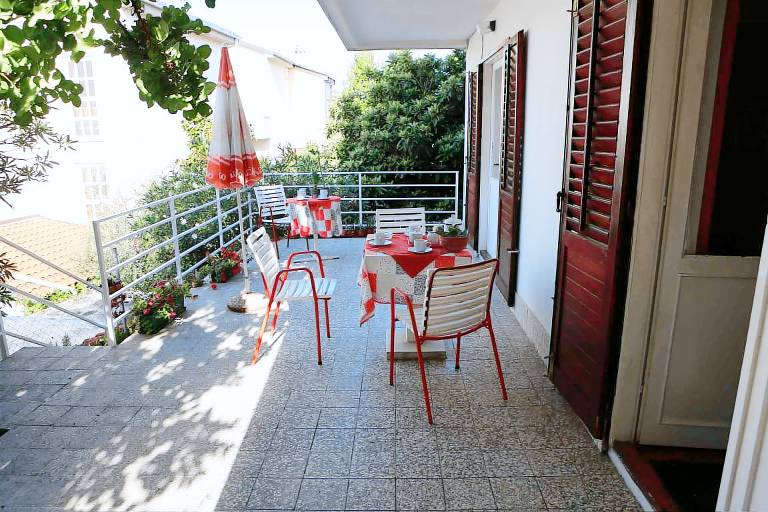 Apartment with garden & BBQ — photo 2