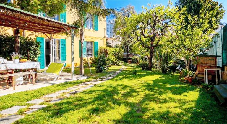 Apartment with BBQ & yard in Sanremo