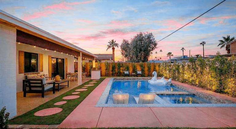 Vacation home with pool — photo 5