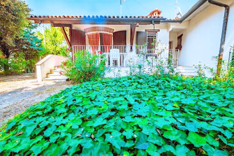 Family-friendly pleasant villa with barbecue & yard | Garden view | Pets are welcome — photo 5