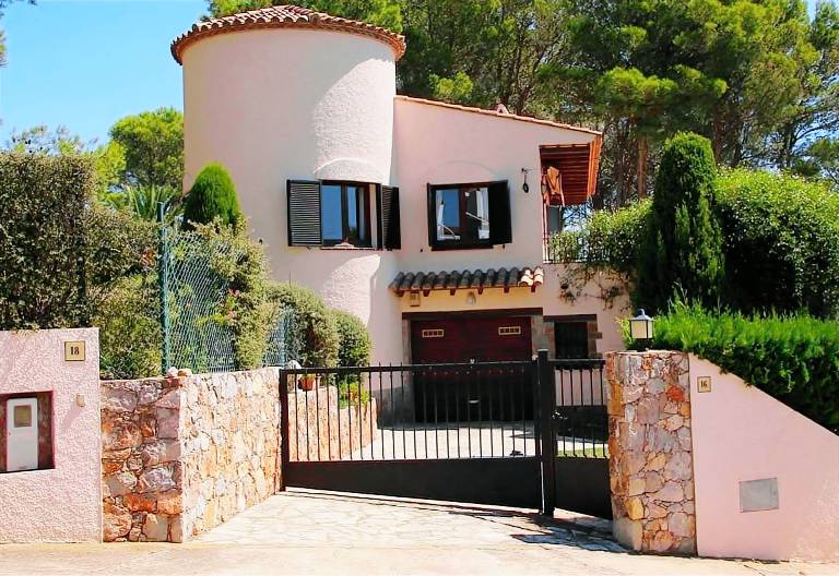 Fully equipped villa with terrace, barbeque & private pool | Garden view | Pets allowed — photo 4