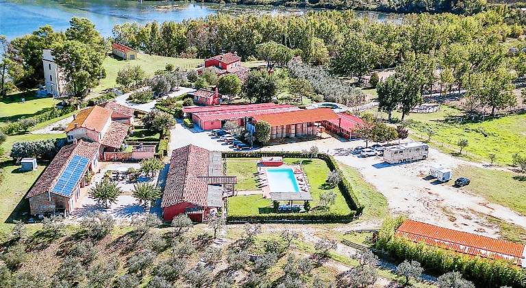 Family-friendly farm with barbecue, garden & terrace | Pets are welcome in Narni