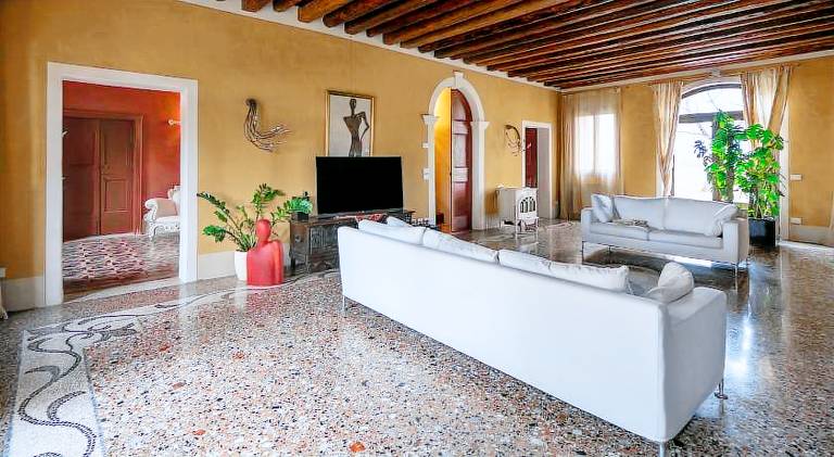 Villa with jacuzzi — photo 3
