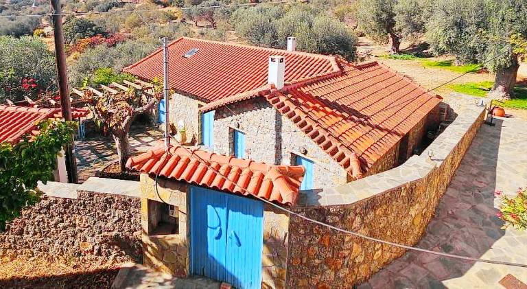 Ample villa with yard, terrace & grill | Good for workation | Dogs allowed in Aigialeia