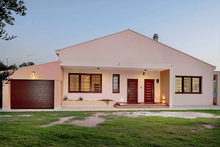 Child-friendly villa with private pool, yard & terrace | Mountain view | Pet-friendly — photo 2