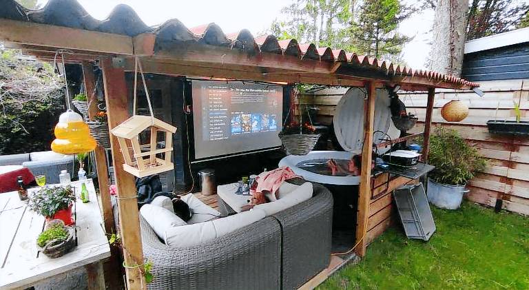 "Tempat Senang" chalet on the beautiful Veluwe with airco sauna bbq jacuzzi beamer and dog in Garderen
