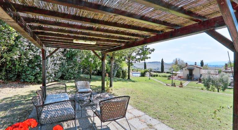 Farm with barbeque, garden & pool — photo 4