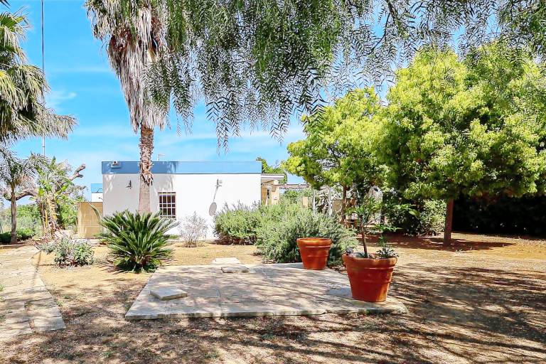 House with BBQ & yard | Garden view — photo 3
