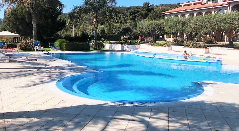 Serviced apartment with jacuzzi, garden & barbeque — photo 3