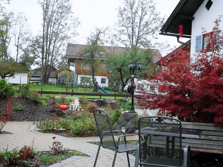 Apartment with yard & barbeque — photo 3