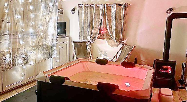 Vacation home with hot tub, yard & patio — photo 2