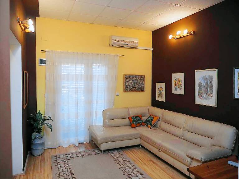 Fully equipped beautiful rental apartment with garden, patio & grill | Pets allowed — photo 2