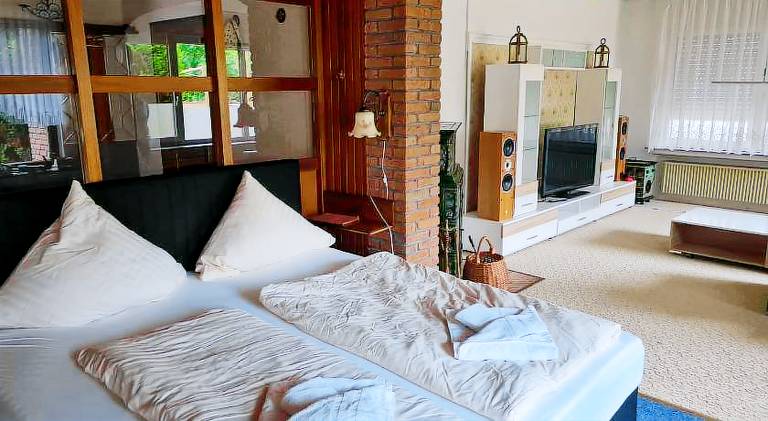 Beautiful serviced apartment with yard & patio | Dogs allowed — photo 2