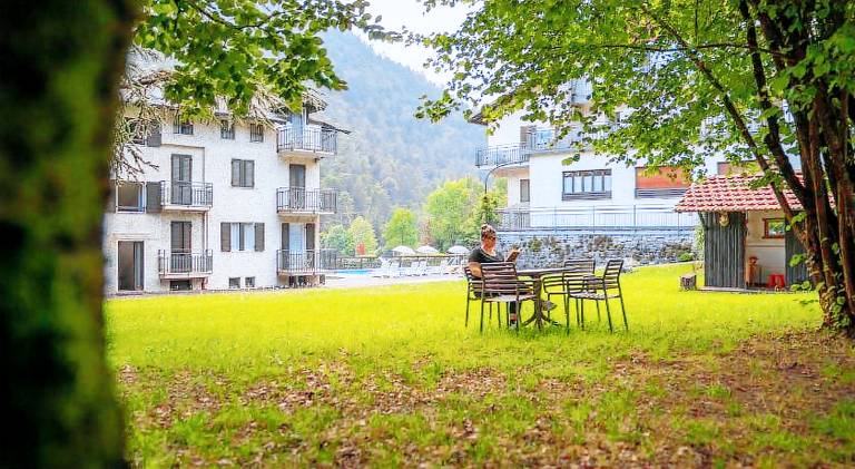 Serviced apartment with pool, BBQ & yard — photo 3