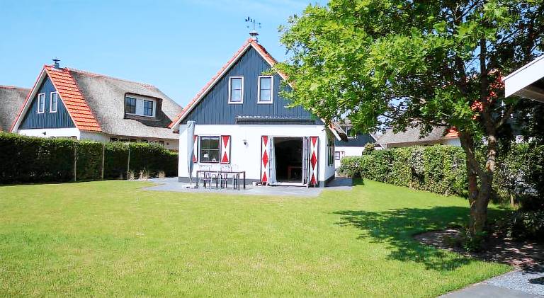 Villa with garden & terrace in Callantsoog