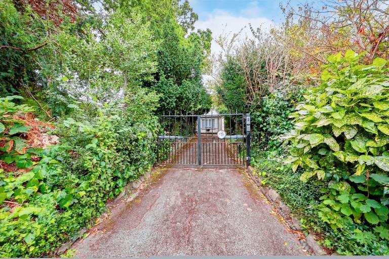 5-Bed Home Private Parking 25 Mins To Central — photo 5