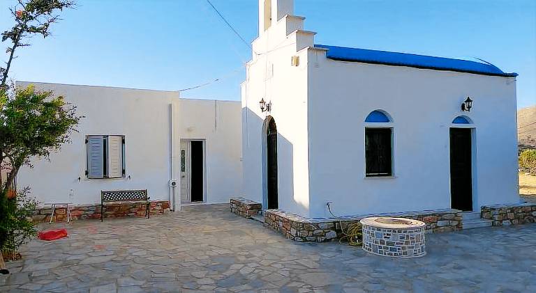 Vacation home with yard in Syros