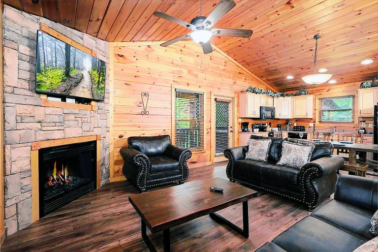 Cabin with barbeque, patio & hot tub | Mountain view — photo 2