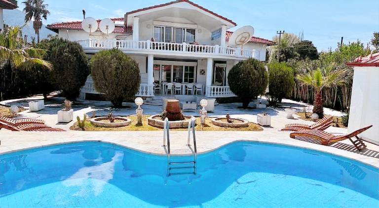 Villa with hot tub, patio & garden in Mugla
