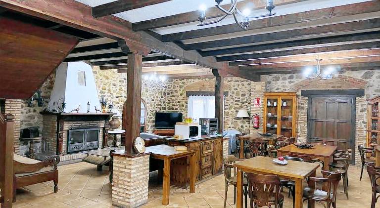 Nice vacation home with BBQ, hot tub & terrace | Pet-friendly — photo 3