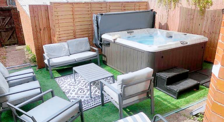By Lushlets - Apartments Games Room Hot Tub - Great for Hens Stags and Sporting groups — photo 3