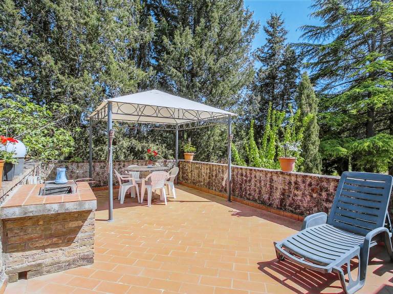 Vacation home with private pool, BBQ & yard | Nature view — photo 3