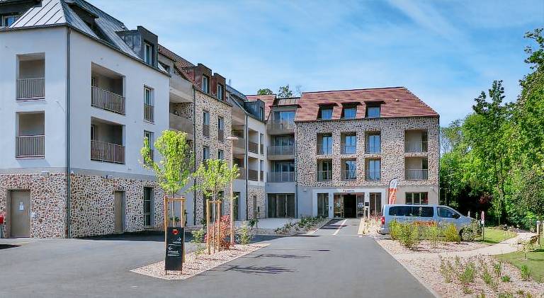 Serviced apartment with pool, terrace & sauna in Dreux
