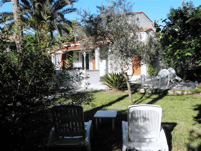 House with patio & grill — photo 2