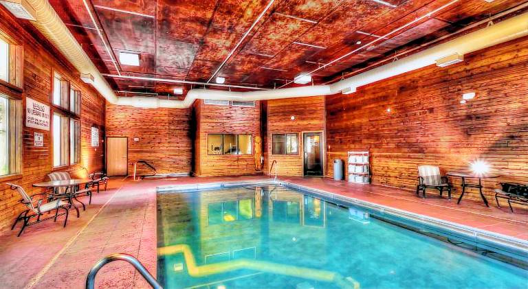 Beautiful lodge with hot tub, barbeque & pool | Pets allowed — photo 3