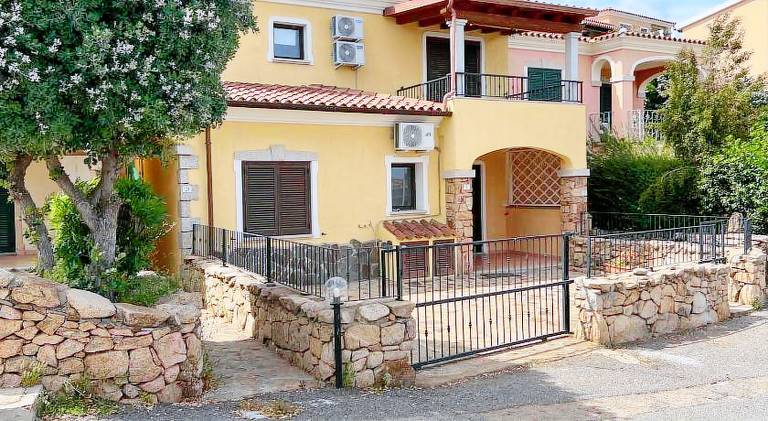 Holiday apartment with 2 rooms for 4 persons in Budoni