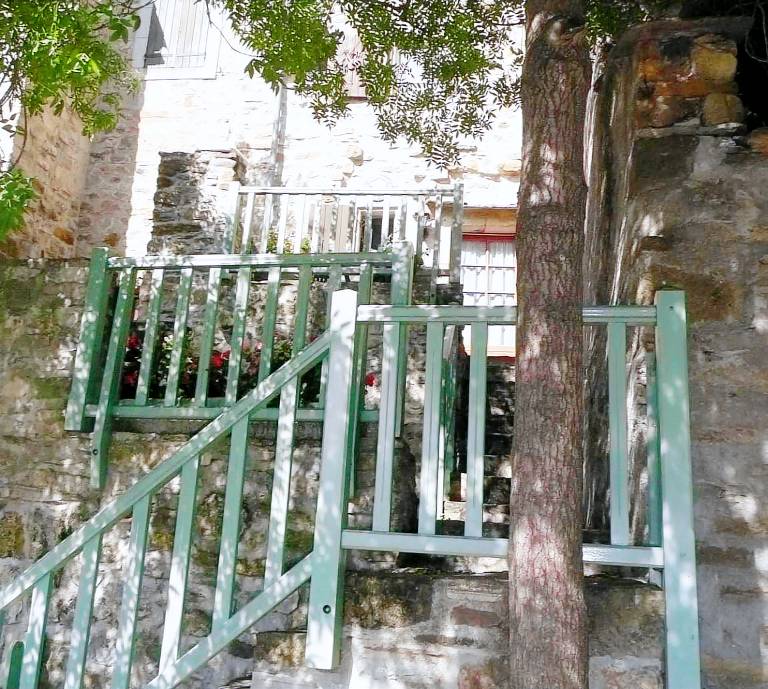 Gite with barbecue, patio & yard — photo 2