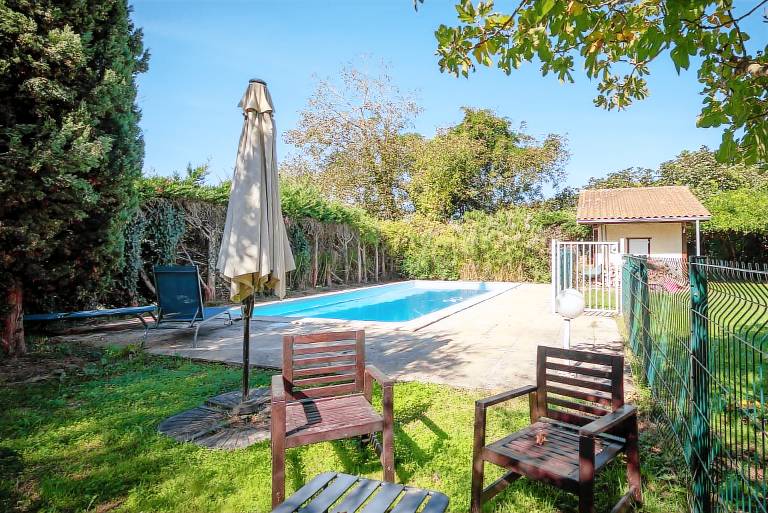 Children-friendly wonderful vacation home with pool, barbeque & yard | Garden view | Good for workation | Pets are welcome in Tarbes