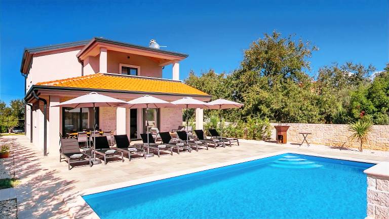 Villa with private pool, yard & barbeque in Tar-Vabriga