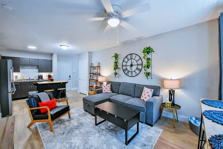 Condo with pool, barbecue & garden | City view — photo 3
