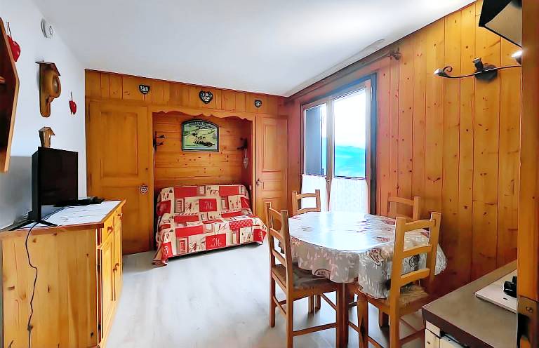 Rental apartment with pool, yard & terrace | Dogs allowed in Combloux