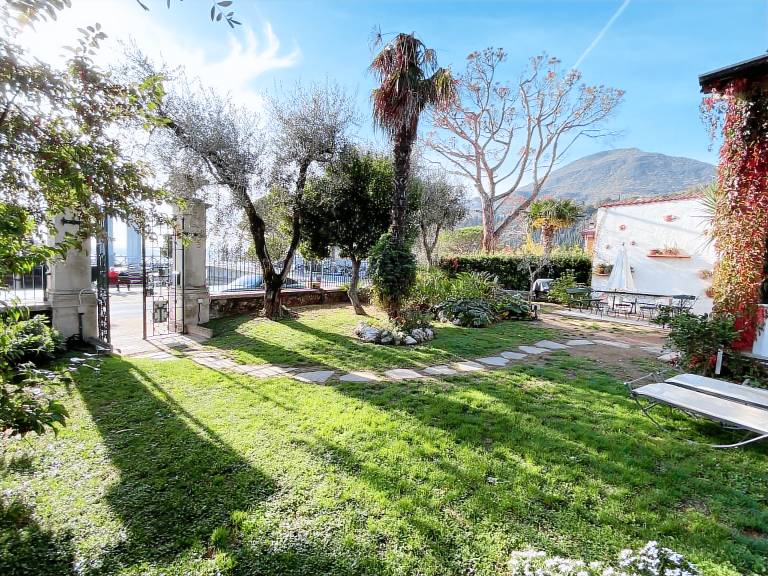 Villa Gabbianella relax e comodità direttamente sul lungolago di Maderno l’ideale per famiglie e amici. — photo 3