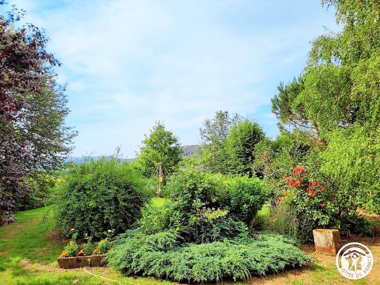 Gite with yard, terrace & barbecue — photo 3