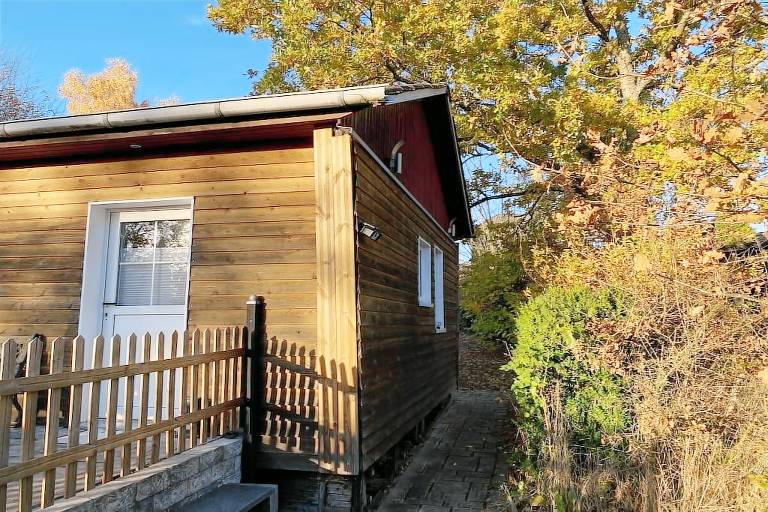 Cottage with garden, barbecue & hot tub in Daun