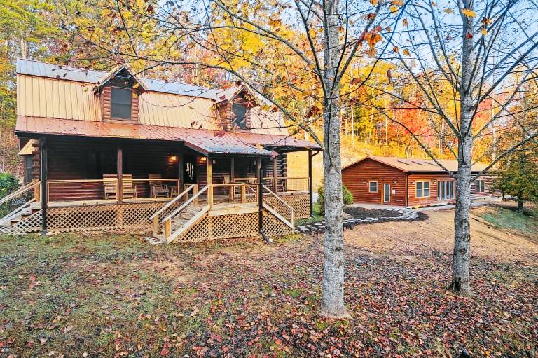 Child-friendly cabin with garden, private pool & jacuzzi | Water view | Pet-friendly — photo 2