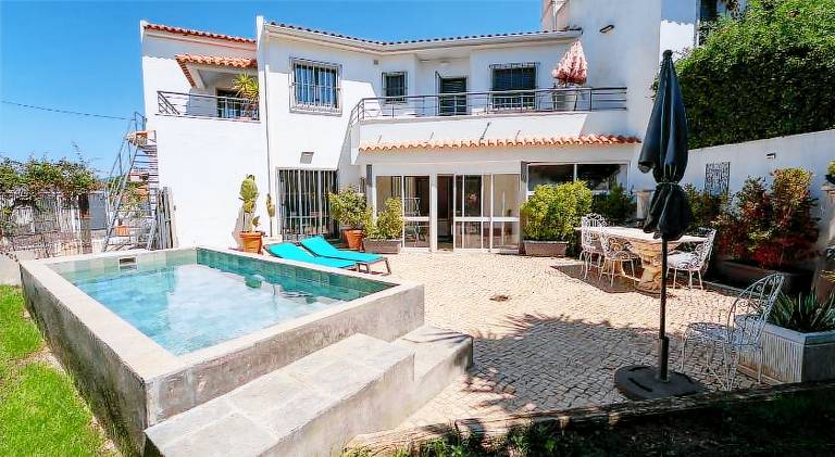 Villa with yard, barbecue & pool — photo 3