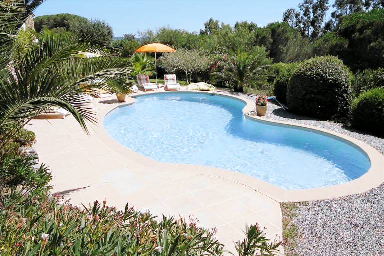 Rental apartment with patio, yard & pool | Garden view — photo 3