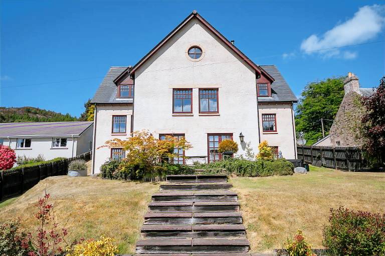 Family-oriented cottage with hot tub & garden | Dogs allowed — photo 3