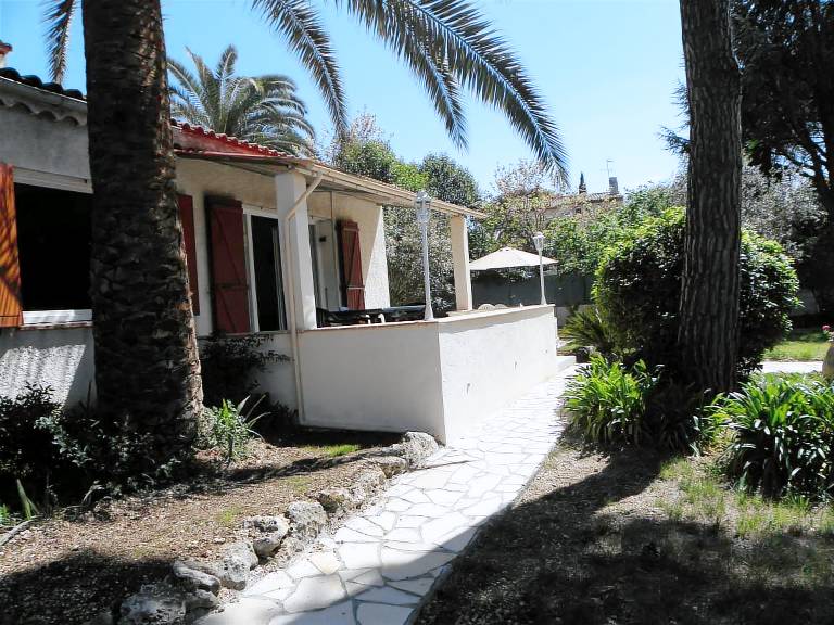 House with patio & grill — photo 4